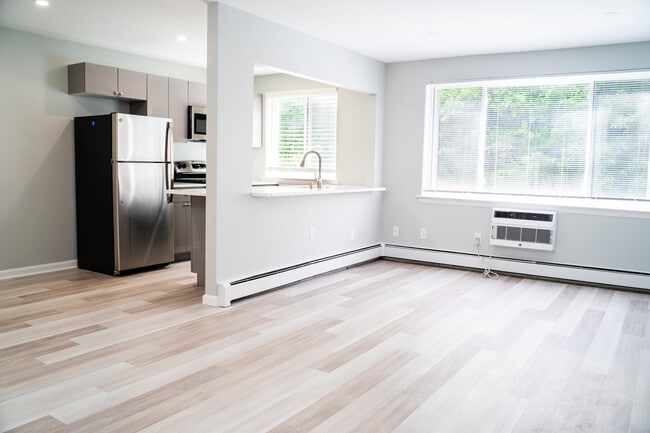 New Country Club Estates in New Britain, CT - Building Photo - Building Photo