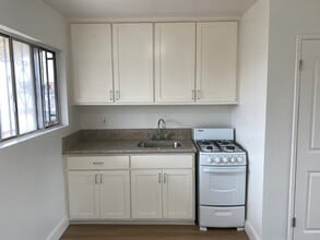 3506 12th Ave, Unit 2 in Los Angeles, CA - Foto de edificio - Building Photo