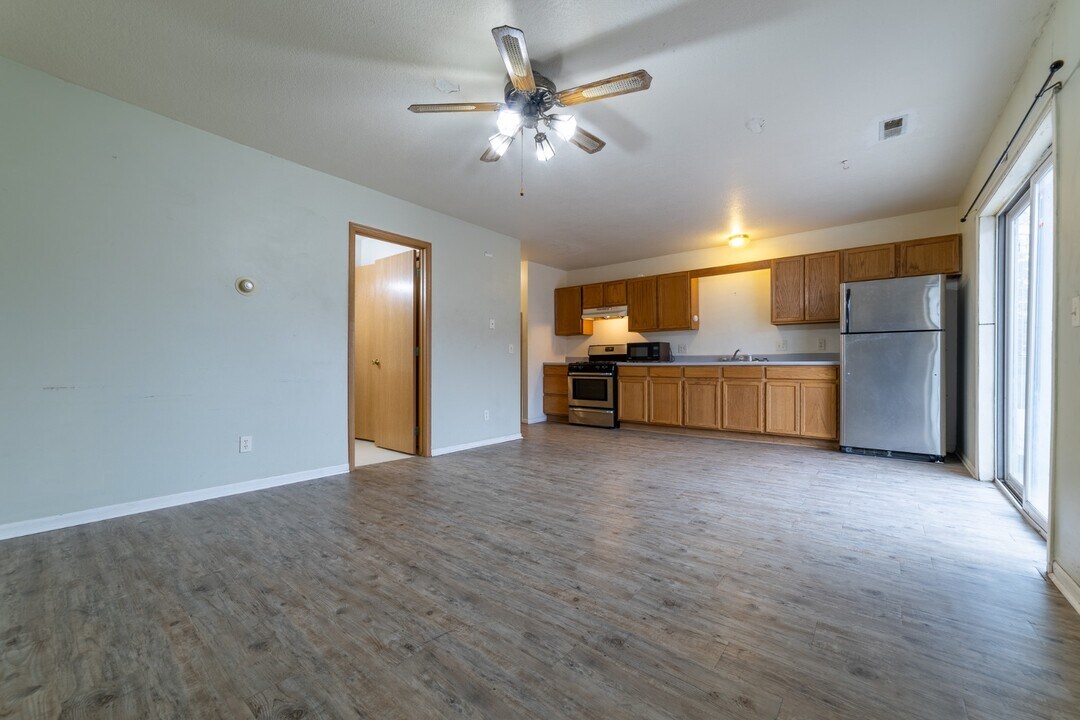 107 N 1st St in Panora, IA - Foto de edificio