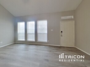 809 Waggoman Rd in Fort Worth, TX - Foto de edificio - Building Photo