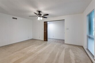2214 Grapevine Ln in Carrollton, TX - Foto de edificio - Building Photo