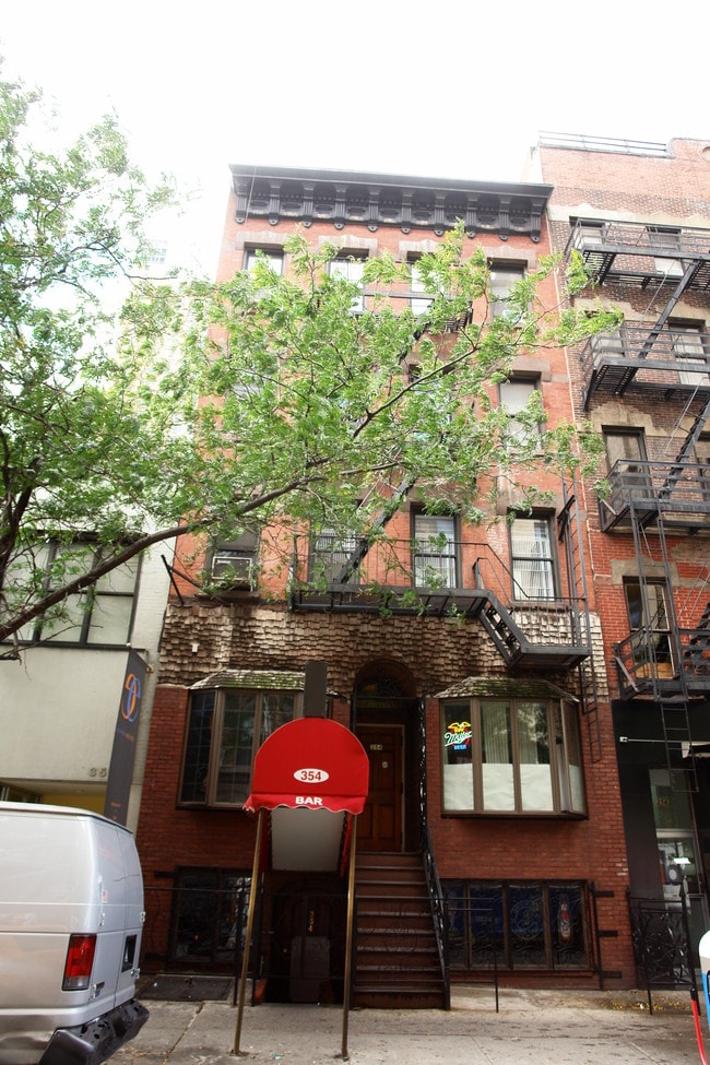 354 W 44th St in New York, NY - Foto de edificio - Building Photo