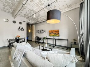 555 Evergreen St in Dallas, TX - Foto de edificio - Building Photo