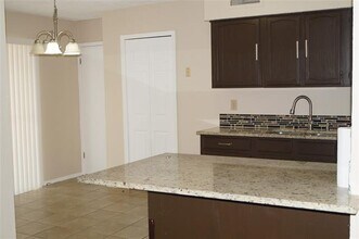 1217 Blanco Ln in Garland, TX - Foto de edificio - Building Photo