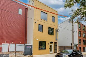 1826 Frankford Ave in Philadelphia, PA - Foto de edificio - Building Photo