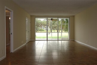 3850 Oaks Clubhouse Dr, Unit 108 in Pompano Beach, FL - Building Photo - Building Photo