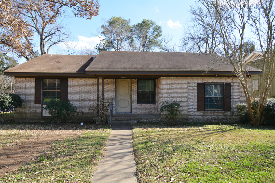 908 E Stone St in Brenham, TX - Building Photo