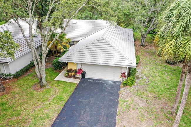 243 Southampton Ln in Venice, FL - Building Photo - Building Photo