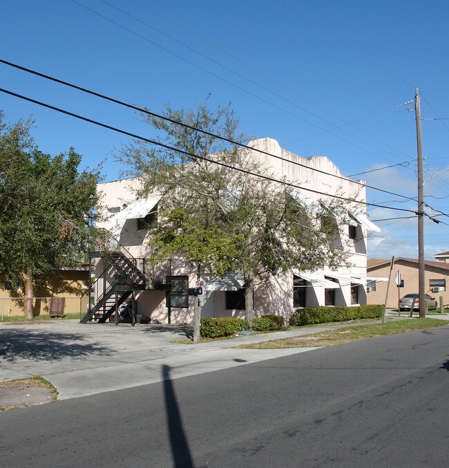 317 NW 5th Ave in Dania Beach, FL - Building Photo - Building Photo