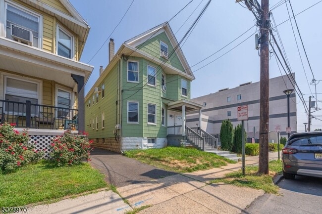 19 Lyons Pl in Elizabeth, NJ - Foto de edificio - Building Photo