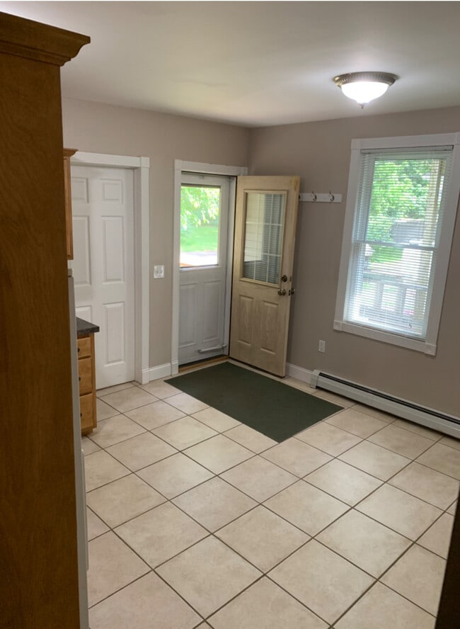 1744 Farmington Ave, Unit 2 in Unionville, CT - Building Photo - Building Photo