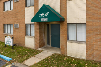 Brookline Partners LLC, DBA: Heatherwood Apartments in Inkster, MI - Foto de edificio - Other