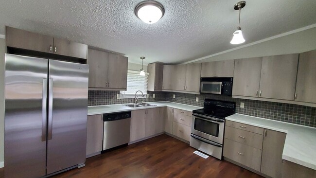 23 Andreasen Dr in Kensington, MN - Building Photo - Building Photo