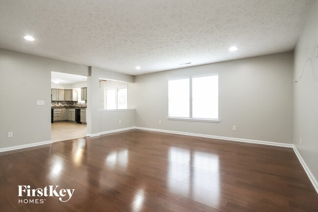 2178 Tucker Dr in Indianapolis, IN - Foto de edificio - Building Photo