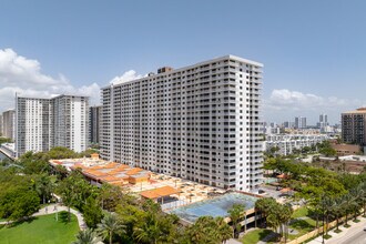 Winston Towers 600 in Sunny Isles Beach, FL - Building Photo - Building Photo