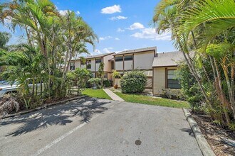 110 Sherwood Cir in Jupiter, FL - Building Photo - Building Photo