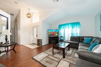 2424 Hybrid Dr in Kissimmee, FL - Building Photo - Building Photo