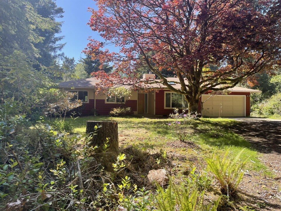 9540 SE Cedar St in Newport, OR - Building Photo
