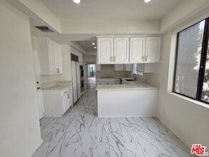 126 Croft Ave in Los Angeles, CA - Building Photo - Building Photo