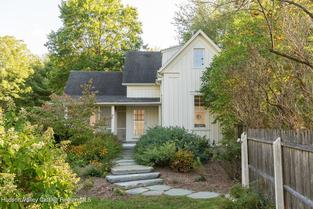 51 Block Factory Rd in Germantown, NY - Building Photo