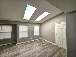 1384 E Wyndham Cir, Unit 201 in Palatine, IL - Building Photo - Building Photo