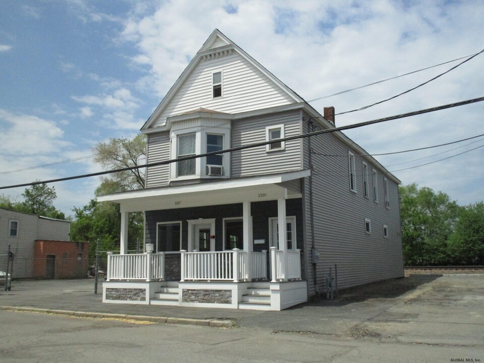 1311 Lower Broadway in Schenectady, NY - Building Photo