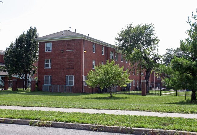 Watkins Court in Kansas City, MO - Foto de edificio - Building Photo
