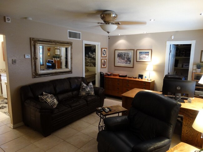 9213 North 11th St in Phoenix, AZ - Foto de edificio - Building Photo