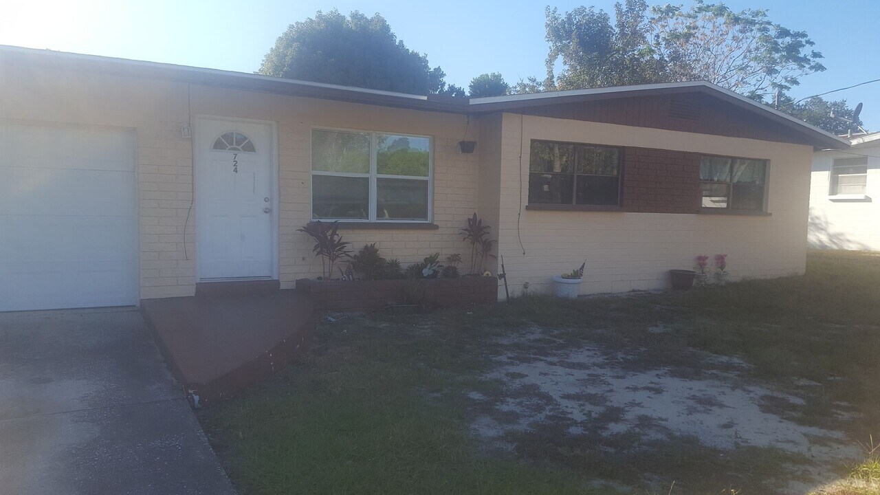 724 Berkshire Rd in Daytona Beach, FL - Building Photo