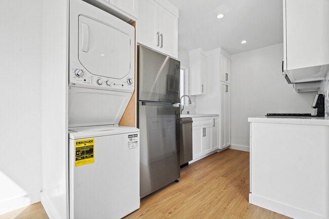 920 Marine St, Unit 2 in Santa Monica, CA - Foto de edificio - Building Photo