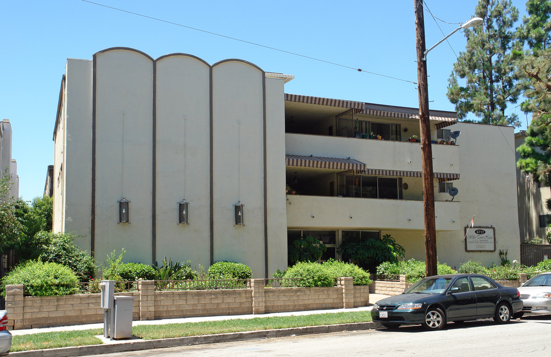 Willis Town House in Sherman Oaks, CA - Building Photo