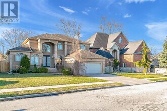 425 Country Club Dr in Windsor, ON - Building Photo - Building Photo
