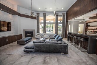 1553 E Golden Valley Way in Fresno, CA - Foto de edificio - Building Photo