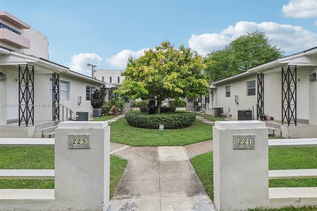 221 Antiquera Ave in Coral Gables, FL - Building Photo - Building Photo