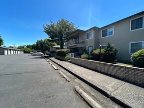 Ivy Club Apartments in Medford, OR - Building Photo - Building Photo