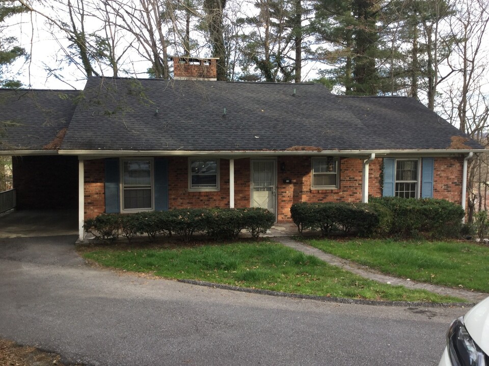 1430 Ridgecrest Dr in Hendersonville, NC - Building Photo