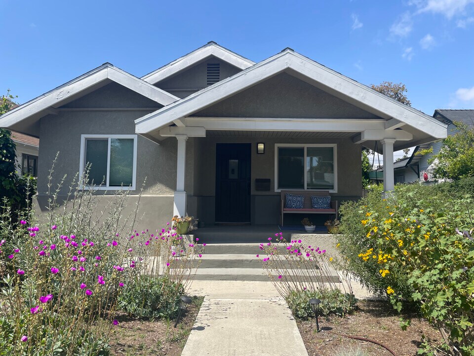 3407 Montclair St in Los Angeles, CA - Building Photo