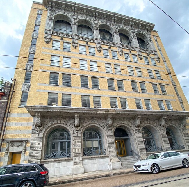 245 Madison Ave in Memphis, TN - Building Photo - Building Photo