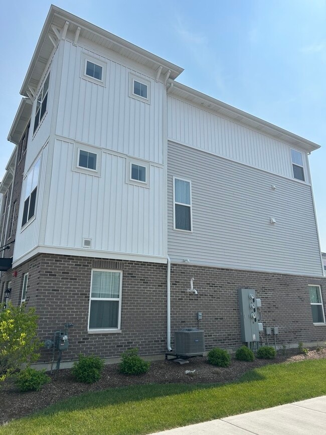 1501 Denny Wy in Des Plaines, IL - Building Photo - Building Photo