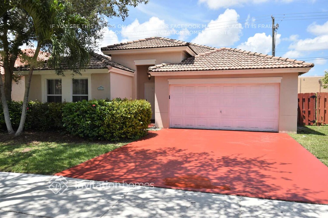 13711 N Garden Cove Cir in Davie, FL - Building Photo