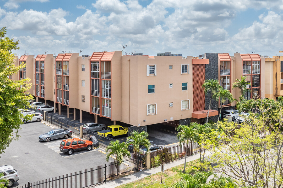 Royal Palmetto Condos in Hialeah, FL - Building Photo