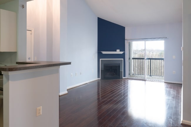 11351 Aristotle Dr, Unit Apt 402 in Fairfax, VA - Foto de edificio - Building Photo