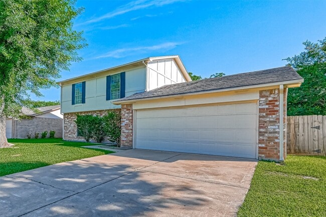 2711 Quarry Hill Rd in Sugar Land, TX - Building Photo - Building Photo