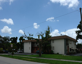 211 NW 61st Ave in Hollywood, FL - Building Photo - Building Photo