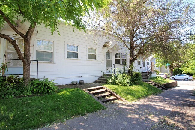 2200-2208-2212 SE Ivon St.
