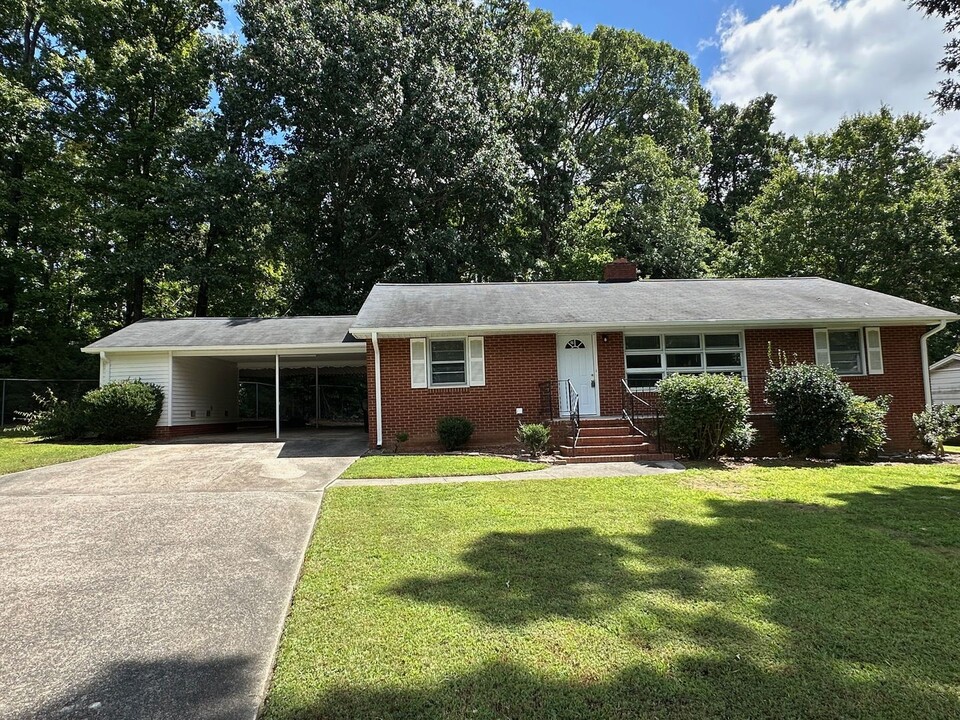 1600 Elder Way in Burlington, NC - Building Photo