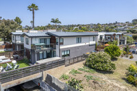 733 Valley Ave in Solana Beach, CA - Foto de edificio - Building Photo