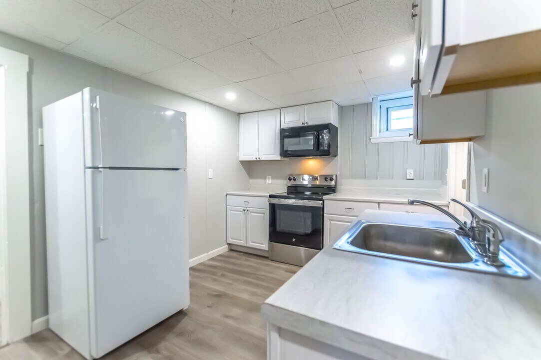 72 W Broadway, Unit 72 B All Utilities Incl in Derry, NH - Building Photo