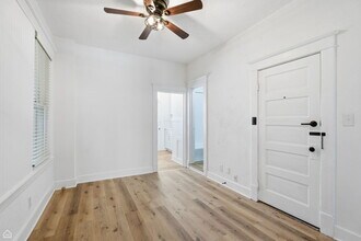 107 1/2 Dean St in Woodstock, IL - Building Photo - Building Photo