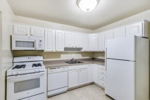 PeachTree of McLean Apartments in Falls Church, VA - Building Photo